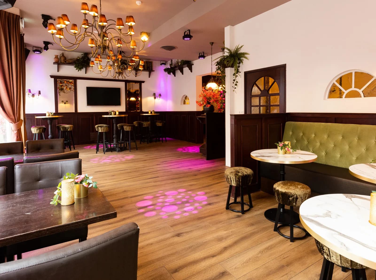 De sfeervolle Brasserie, klaar voor een feestelijk gezelschap