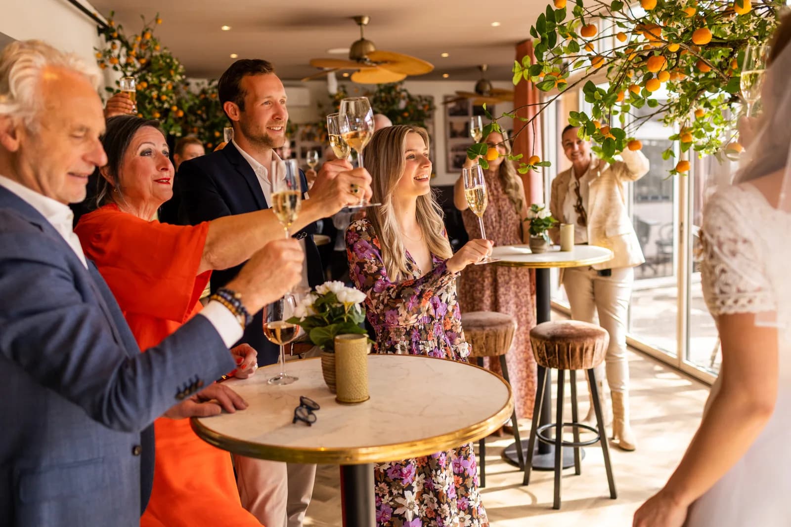 Gasten proosten samen in de Orangerie